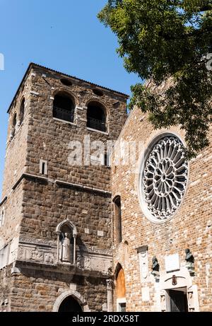 La facciata e il campanile della cattedrale di San giusto, costruito nel XIV secolo in stile romanico, Trieste centro città, Italia Foto Stock