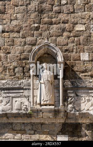 Statua di San Giustino sulla parete esterna del campanile della Cattedrale di Trieste, Trieste, Friuli Venezia Giulia, Italia Foto Stock