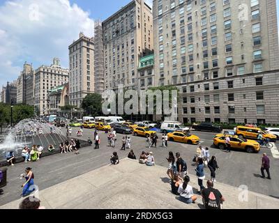 Guardando a nord sulla 5th Avenue dai gradini del Metropolitan Museum of Art in una calda giornata estiva a Manhattan, New York City. Foto Stock