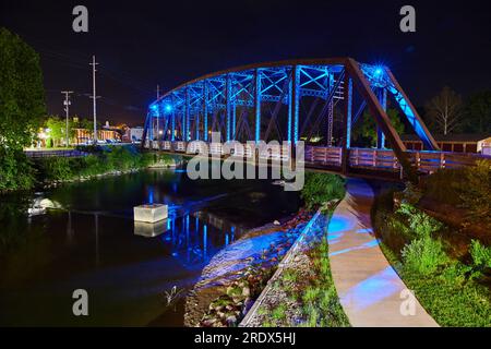 Heart of Ohio Trail vicino al ponte blu luminoso del treno, ora ponte a piedi di notte con il fiume Foto Stock