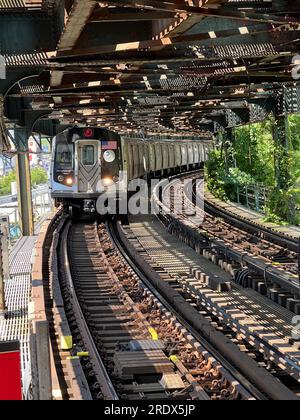 F treno che entra nella stazione sopraelevata della metropolitana di West 8th Street a Coney Island, Brooklyn, New York. Foto Stock