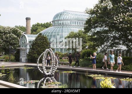 I fiori di ipnosi; dell'artista francese Jean-Michel Othoniel presenta una nuova serie di sei grandi sculture al Brooklyn Botanic Garden. Questo presso il laghetto delle ninfee della terrazza. Foto Stock