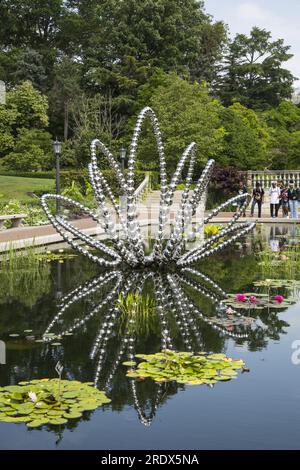 I fiori di ipnosi; dell'artista francese Jean-Michel Othoniel presenta una nuova serie di sei grandi sculture al Brooklyn Botanic Garden. Questo presso il laghetto delle ninfee della terrazza. Foto Stock