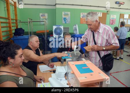 Un uomo più anziano pronuncia il suo voto durante le elezioni generali a Hospitalet. Le elezioni generali si sono tenute in cui più di 37,5 milioni di persone hanno eletto i loro rappresentanti politici del Congresso dei deputati e del Senato, a parte la persona che sarà presidente della Spagna. Credito: SOPA Images Limited/Alamy Live News Foto Stock