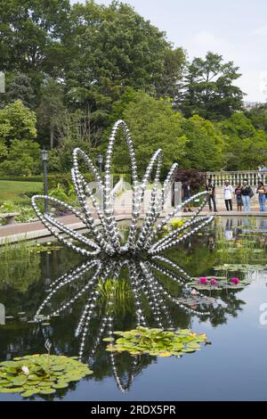 I fiori di ipnosi; dell'artista francese Jean-Michel Othoniel presenta una nuova serie di sei grandi sculture al Brooklyn Botanic Garden. Questo presso il laghetto delle ninfee della terrazza. Foto Stock