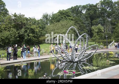 I fiori di ipnosi; dell'artista francese Jean-Michel Othoniel presenta una nuova serie di sei grandi sculture al Brooklyn Botanic Garden. Questo presso il laghetto delle ninfee della terrazza. Foto Stock