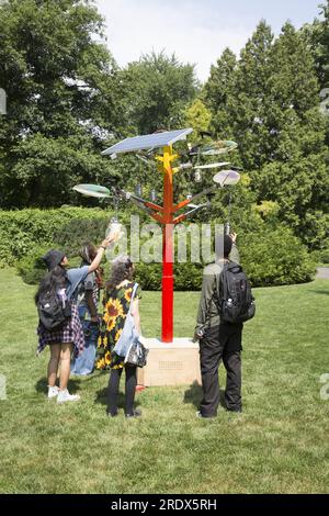 BOOMBOX BOTANICO: FILIALE DI BROOKLYN. Sherwin Banfield, AnkhLave Public Artist in Residence, Brooklyn Botanic Garden. ment, resina, acciaio inox, legno, illuminazione, audio, energia solare. "Questa scultura sonica sostenibile è sotto forma di un albero con pannelli solari che produce frutti, che rappresenta i talentuosi artisti hip-hop che fioriscono fuori dai quartieri di Brooklyn. L'albero è una metafora dell'hip-hop, che ha fornito un baldacchino culturale alle comunità offrendo stimolo, ispirazione e attivazione attraverso la musica, la danza, la parola parlata e l'arte visiva." Foto Stock