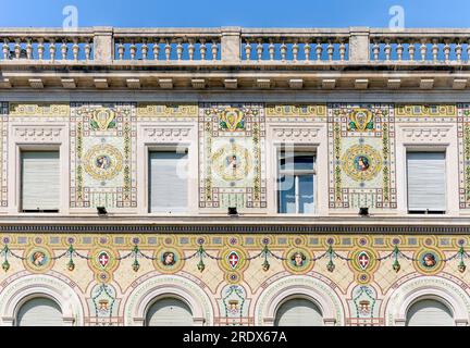 Mosaici sulla facciata dell'edificio del Palazzo del governo, oggi casa della Prefettura, in piazza Unità d'Italia, centro di Trieste, Italia Foto Stock