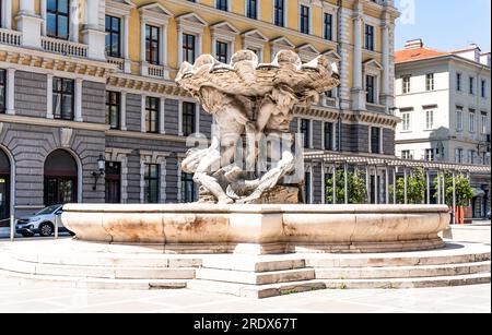 Fontana dei Tritoni di fronte al Palazzo delle Poste, in Piazza Vittorio Veneto del XVIII secolo, centro di Trieste, Italia Foto Stock