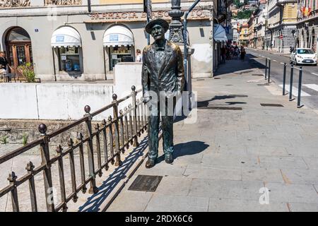 Statua in bronzo dello scrittore irlandese James Joyce su Ponterosso, attraverso il Canal Grande, Trieste, Italia Foto Stock