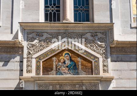 Lunetta a mosaico "Madonna con bambino" sulla facciata della chiesa serbo-ortodossa di San Spyridon, eretta nel XVIII secolo a Trieste, Italia Foto Stock