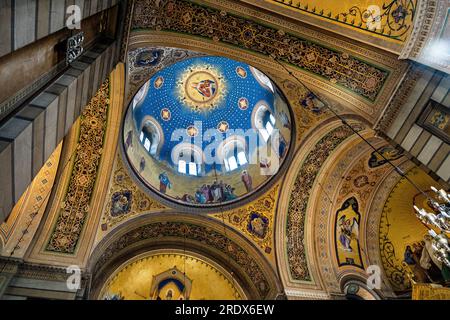 Interno della chiesa serbo-ortodossa di San Spyridon, eretta nel XVIII secolo, con cupola e mosaici in stile neo-bizantino, Trieste, Italia Foto Stock