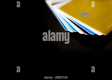 Carte di credito su sfondo nero Foto Stock