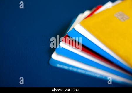 Carte di credito su sfondo blu Foto Stock