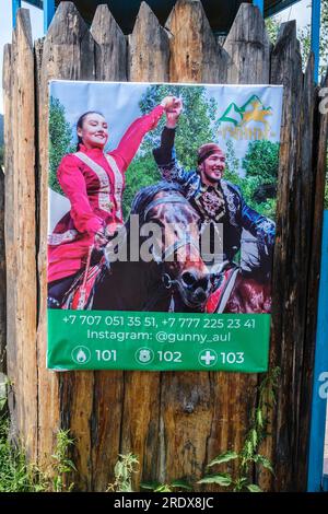 Kazakistan, accedi al villaggio di Huns Ethno. Cavaliere in costume nomade all'ingresso dell'Ethno-Village. Foto Stock