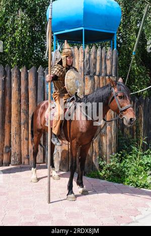 Kazakistan, Huns Ethno Village. Cavaliere in costume nomade all'ingresso dell'Ethno-Village. Foto Stock