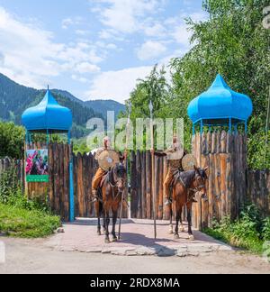 Kazakistan, Huns Ethno Village. Cavaliere in costume nomade all'ingresso dell'Ethno-Village. Foto Stock