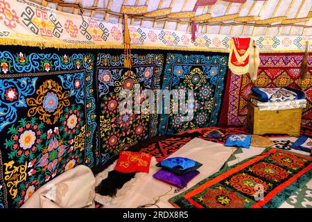 Kazakistan, Huns Ethno Village. Interni in yurta con decorazioni floreali e geometriche in tessuto. Foto Stock