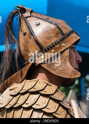 Kazakistan, Huns Ethno Village. Cavaliere in costume nomade all'ingresso dell'Ethno-Village. Foto Stock