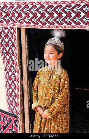 Kazakistan, Huns Ethno Village. Giovane ragazza kazaka in abito tradizionale. Foto Stock