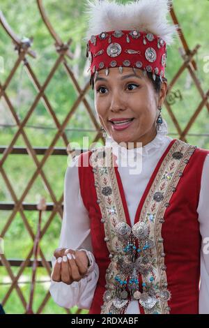 Kazakistan, Huns Ethno Village. Giovane donna kazaka in abito tradizionale. Foto Stock