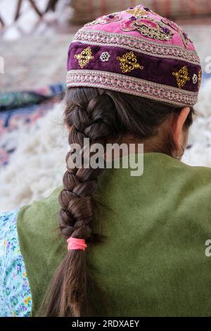 Kazakistan, Huns Ethno Village. Giovane donna kazaka che indossa un cappello tradizionale. Foto Stock