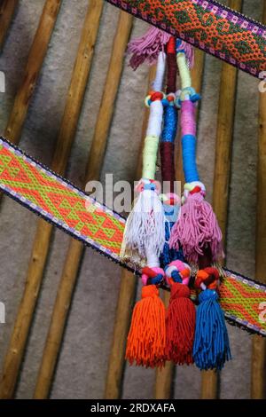 Kazakistan, Huns Ethno Village. Tasselli decorativi all'interno di una Yurt kazaka. Foto Stock