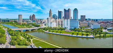 Panorama su entrambi i lati del fiume Scioto vicino al cuore del centro di Columbus Ohio Foto Stock