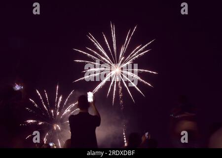 2023/07/22, Tokyo, i fuochi d'artificio di Adachi sono il primo spettacolo di fuochi d'artificio su larga scala che si terrà a Tokyo alla fine di luglio. Il 45° Festival dei fuochi d'artificio di Adachi, per la prima volta in quattro anni, lanciò circa 15.000 fuochi d'artificio sul letto del fiume Arakawa in appena un'ora. Crediti: Michael Steinebach/AFLO/Alamy Live News Foto Stock