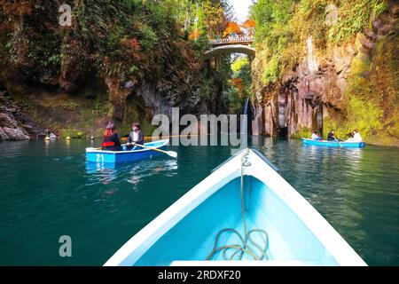 Miyazaki, Giappone - Novembre 24 2022: La gola di Takachiho è uno stretto abisso tagliato attraverso la roccia dal fiume Gokase, molte attività per i turisti come il rowi Foto Stock