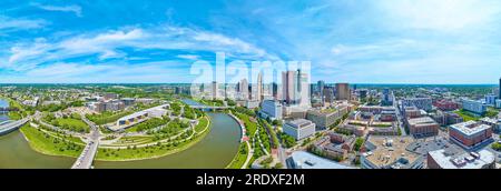 Curva panoramica a ferro di cavallo nel fiume Scioto con l'aereo del centro di Columbus Ohio Foto Stock