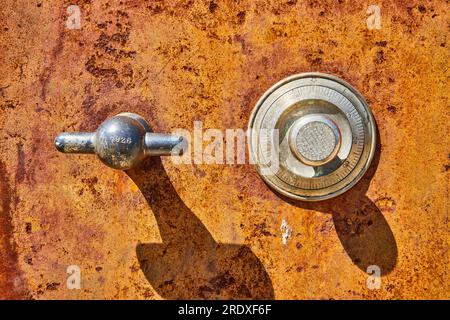 Antica, unica, parte astratta arrugginita arancione, due forme d'argento, cerchio, ombre hamer Foto Stock