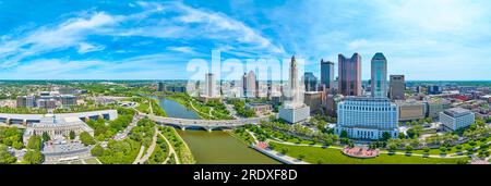 Panorama aereo del centro di Columbus Ohio cielo blu brillante con nuvole e ponte sul fiume Scioto Foto Stock