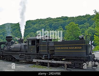 La locomotiva Shay n. 2 a Cass, WV sulla Cass Scenic Railroad si prepara a guidare un treno escursionistico fino alla montagna Foto Stock