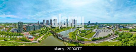 Panorama aereo ampia vista di Columbus Ohio con grattacieli distanti Foto Stock