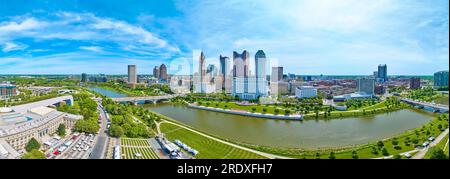 Panorama aereo del centro di Columbus, Ohio, con vista completa sui grattacieli del centro e su entrambe le sponde del fiume Foto Stock