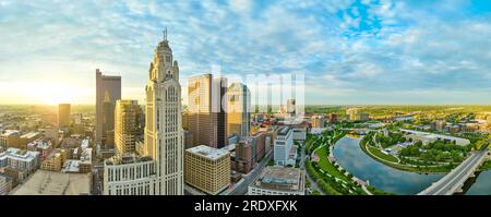 Panorama aereo di Columbus Ohio diviso dal fiume Scioto all'alba Foto Stock