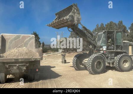 MARI, Cipro (16 giugno 2023) Construction Electrician Constructionman Cyera Garrett, assegnato al Naval Mobile Construction Battalion (NMCB) 1, carica il terreno in un dumper utilizzando il caricatore 924 a Mari, Cipro, il 16 giugno 2023. NMCB 1 opera come parte del Navy Expeditionary Combat Command ed è assegnato al Comandante, Task Force 68 per il dispiegamento in tutti gli Stati Uniti Naval Forces Europe-Africa area di operazioni per difendere gli interessi degli Stati Uniti, degli alleati e dei partner. (STATI UNITI Navy Photo Utilitiesman 3a classe Logan Hambright) Foto Stock