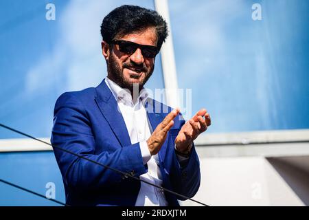 Budapest, Ungheria. 23 luglio 2023. Il presidente della FIA Mohammed Ben Sulayem applaude sul podio dopo la gara del Gran Premio di F1 ungherese all'Hungaroring, vicino Budapest. Credito: SOPA Images Limited/Alamy Live News Foto Stock