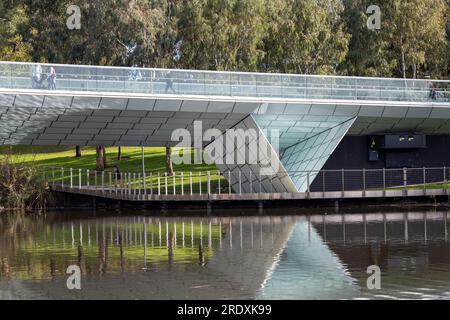 L'iconico ponte pedonale River Torrens ad Adelaide, Australia del Sud, il 23 luglio 2023 Foto Stock