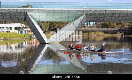 I vogatori passeranno sotto l'iconico ponte pedonale River Torrens ad Adelaide, Australia meridionale, il 23 luglio 2023 Foto Stock