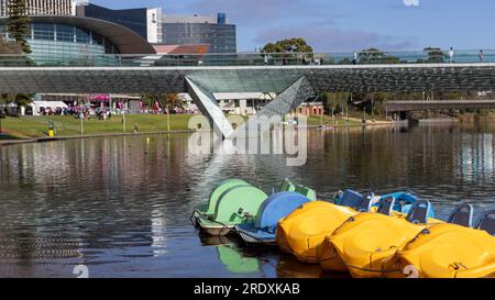 Barche a remi con l'iconico ponte pedonale River Torrens alle spalle ad Adelaide, Australia meridionale, il 23 luglio 2023 Foto Stock