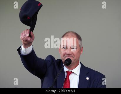 Cooperstown, Stati Uniti. 23 luglio 2023. Il nuovo membro della National Baseball Hall of Fame, Scott Rolen, lancia il suo berretto ai suoi genitori durante le cerimonie di induzione a Cooperstown, New York, domenica 23 luglio 2023. Foto di Bill Greenblatt/UPI credito: UPI/Alamy Live News Foto Stock