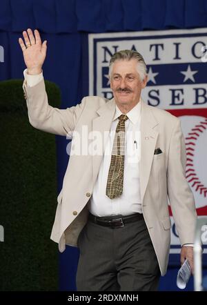 Cooperstown, Stati Uniti. 23 luglio 2023. Rollie Fingers, membro della National Baseball Hall of Fame, viene introdotto durante le cerimonie di induction per Fred McGriff e Scott Rolen, a Cooperstown, New York, domenica 23 luglio 2023. Foto di Bill Greenblatt/UPI credito: UPI/Alamy Live News Foto Stock