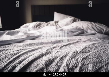 la mattina le lenzuola di un letto d'hotel erano schiacciate Foto Stock