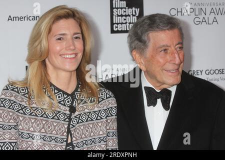 Tony Bennett e la moglie Susan Crow partecipano al Film Society of Lincoln Center's 40th Anniversary Chaplin Award Gala in onore di Barbra Streisand all'Avery Fisher Hall di New York il 22 aprile 2013. Photo Credit: Henry McGee/MediaPunch Foto Stock