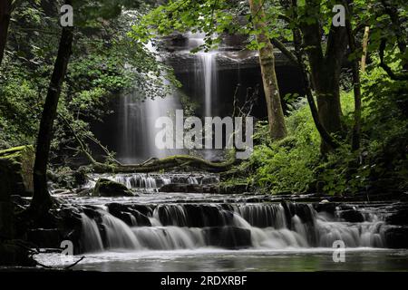 Summerhill Force e Gibson’s Cave in Summer, Teesdale, County Durham, Regno Unito. Foto Stock