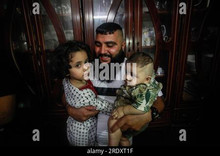 Nablus, Palestina. 23 luglio 2023. Il prigioniero palestinese liberato, in mezzo a Qaddoura, abbraccia i suoi figli, dopo il suo rilascio da parte delle autorità israeliane, nella città di Balata, a est di Nablus, in Cisgiordania. Il palestinese in mezzo era prigioniero nelle prigioni israeliane. Credito: SOPA Images Limited/Alamy Live News Foto Stock