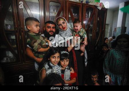 Nablus, Palestina. 23 luglio 2023. Il prigioniero palestinese liberato, in mezzo a Qaddoura, abbraccia la sua famiglia, dopo il suo rilascio da parte delle autorità israeliane, nella città di Balata, a est di Nablus, in Cisgiordania. Il palestinese in mezzo era prigioniero nelle prigioni israeliane. Credito: SOPA Images Limited/Alamy Live News Foto Stock