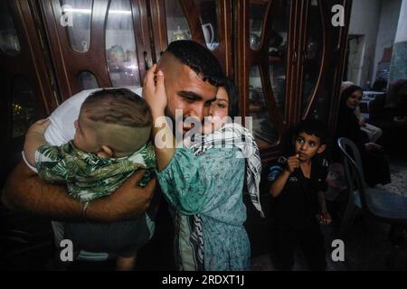 Nablus, Palestina. 23 luglio 2023. Il prigioniero palestinese liberato, in mezzo a Qaddoura, abbraccia la sua famiglia, dopo il suo rilascio da parte delle autorità israeliane, nella città di Balata, a est di Nablus, in Cisgiordania. Il palestinese in mezzo era prigioniero nelle prigioni israeliane. Credito: SOPA Images Limited/Alamy Live News Foto Stock